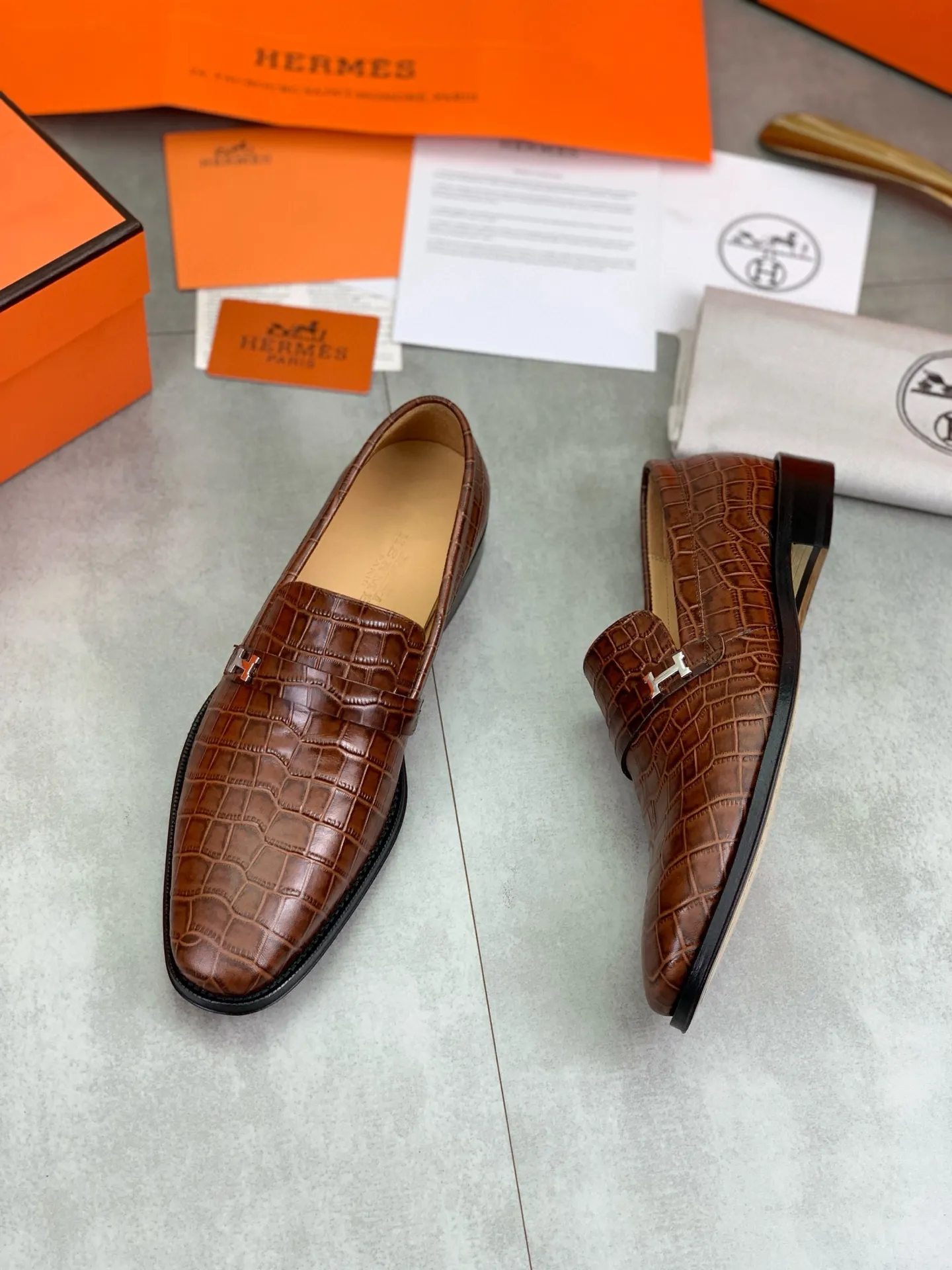 Factory price P960 💰Top version 💎💎💎 Original leather outsole Brand: Hermès (Hermès) Standard code: Men's size 39-44 (38, 45 can be customized) Grade: Same as the official website Original quality materials: Original soft calfskin Water-dyed cowhide lining Original Italian leather outsole Style categories: Men's fashion Formal casual leather shoes Slip-on men's shoes series Young fashion European and American trends, British style, colors: multiple options, counter packaging